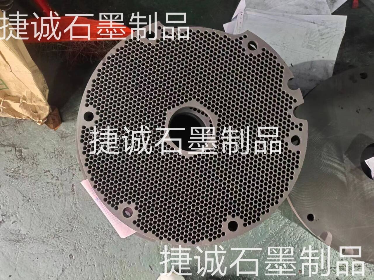 石墨盤，石墨燒結(jié)盤，石墨盤加工，銅管燒結(jié)石墨盤，導(dǎo)熱燒結(jié)石墨盤，鐘罩爐石墨盤，推板爐石墨盤，石墨盤生產(chǎn)廠家